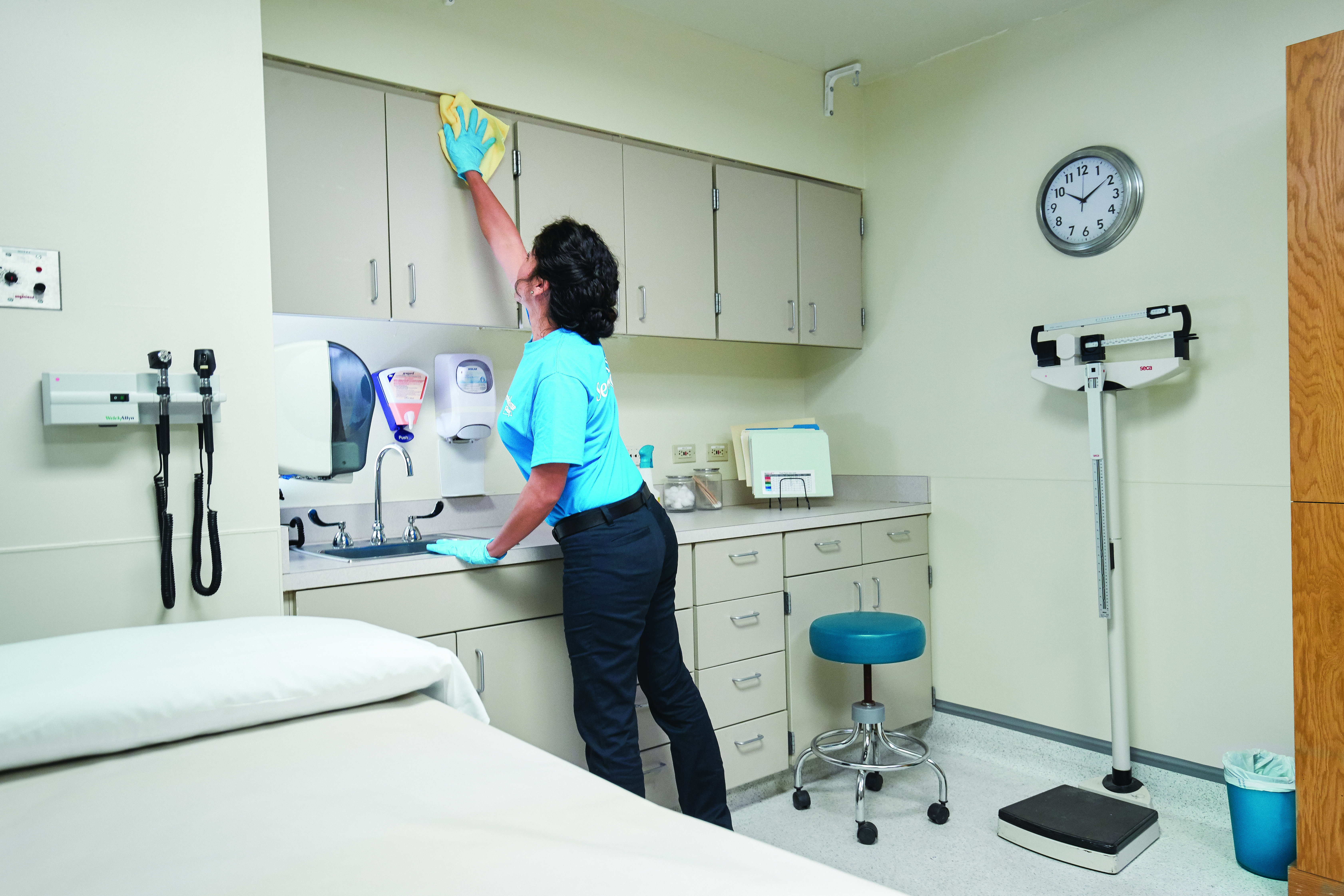 man typing on tablet