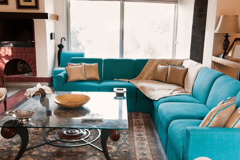 Blue/gree couch in a livingroom